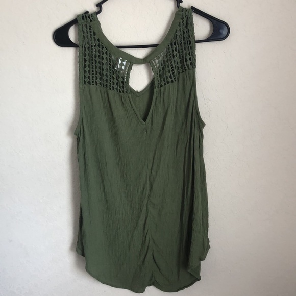 ❌SOLD❌ Flowy green tank top - Picture 2 of 5